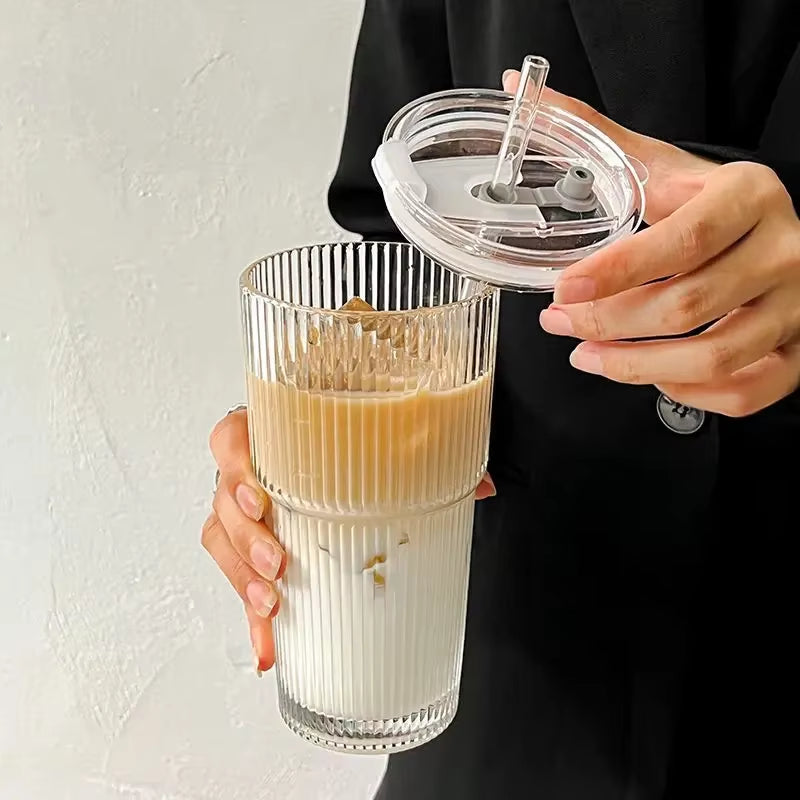 GlasséCup™ — Vaso Rayado de Cristal con Tapa y Pajita